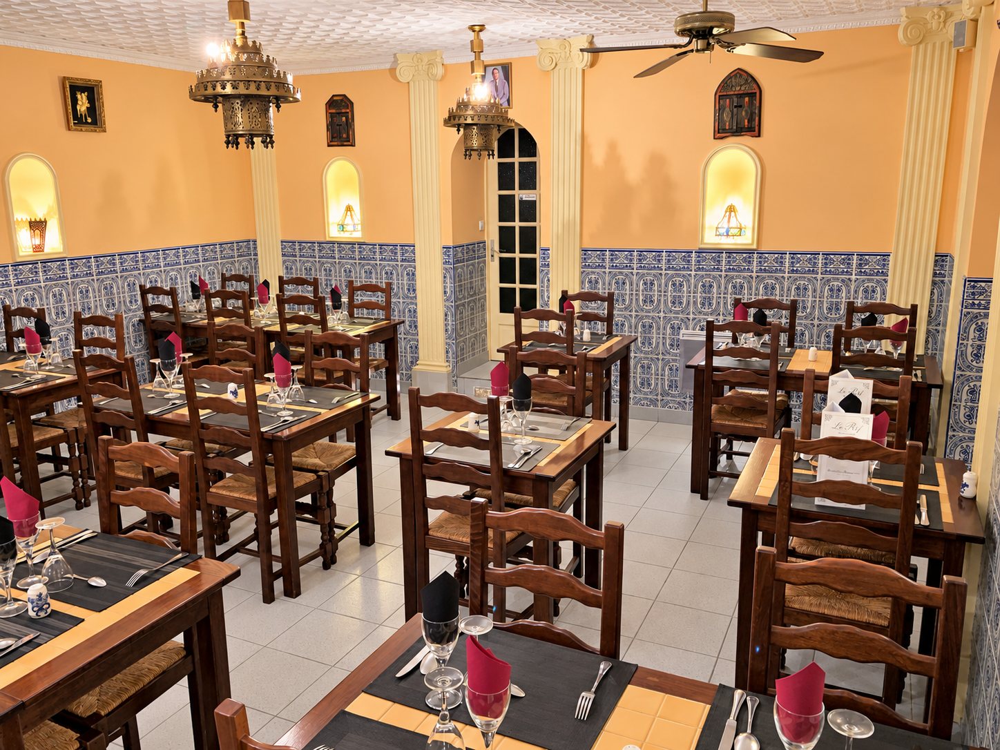 Salle du restaurant Le Rif à Tours, lanternes dorées, zelliges bleus et tables dressées